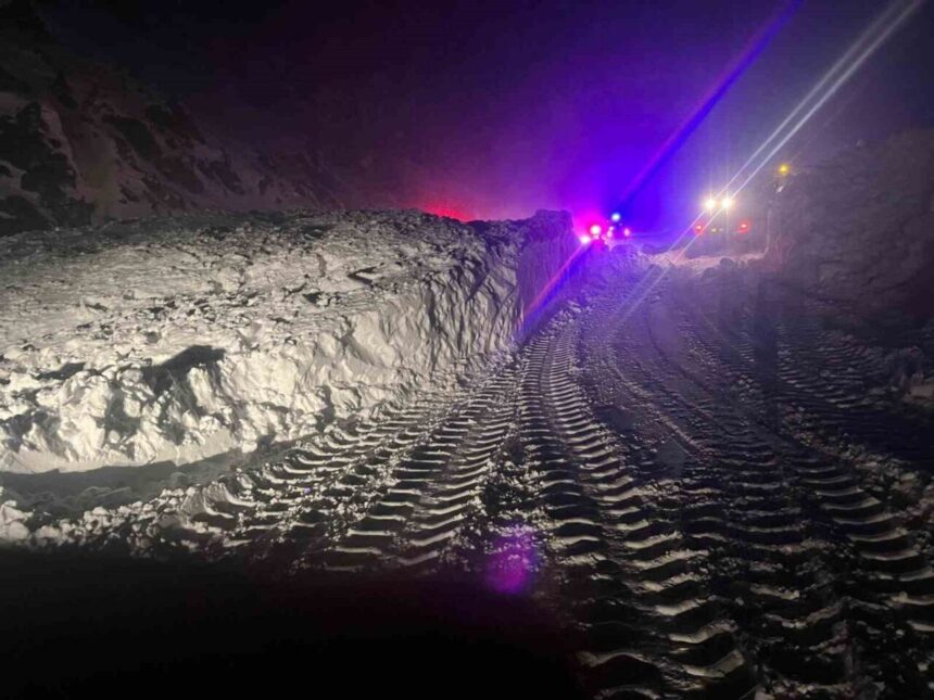 Erzincan-Sivas karayolu, Gemecik köyü civarında dün geceki çığ nedeniyle trafiğe kapandı. Erzincan-Sivas karayolu, Gemecik köyü civarında dün geceki çığ nedeniyle trafiğe kapandı.