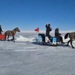 Çıldır Gölü, soğuk hava dalgası sonrası tamamen donarak kış turizmine kapı açtı.