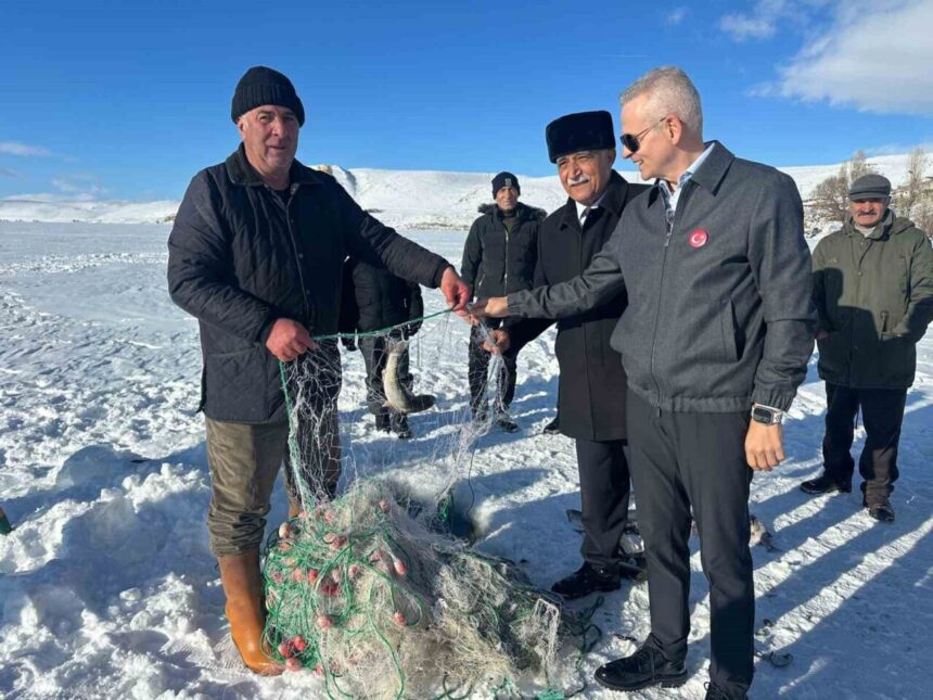 Çıldır Gölü Kristal Buz Festivali için hazırlıklar başladı, balık ağları toplandı. Çıldır Gölü Kristal Buz Festivali için hazırlıklar başladı, balık ağları toplandı.