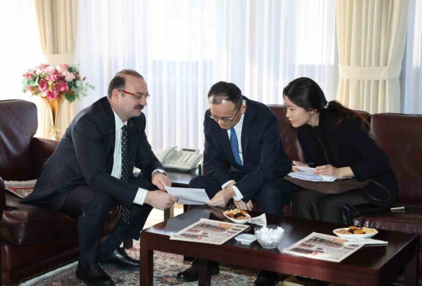 Çin Büyükelçisi Jiang Xuebin, Atatürk Üniversitesini ziyaret etti. Çin Büyükelçisi Jiang Xuebin, Atatürk Üniversitesini ziyaret etti.