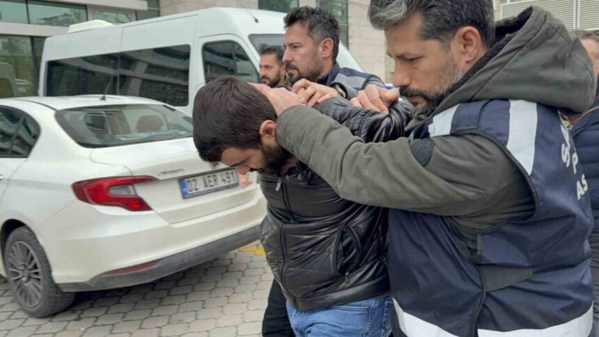 Samsun’da sokakta bir kişiyi bıçaklayarak öldüren şüpheli, tutuklanarak cezaevine gönderildi. Samsun’da sokakta bir kişiyi bıçaklayarak öldüren şüpheli, tutuklanarak cezaevine gönderildi.