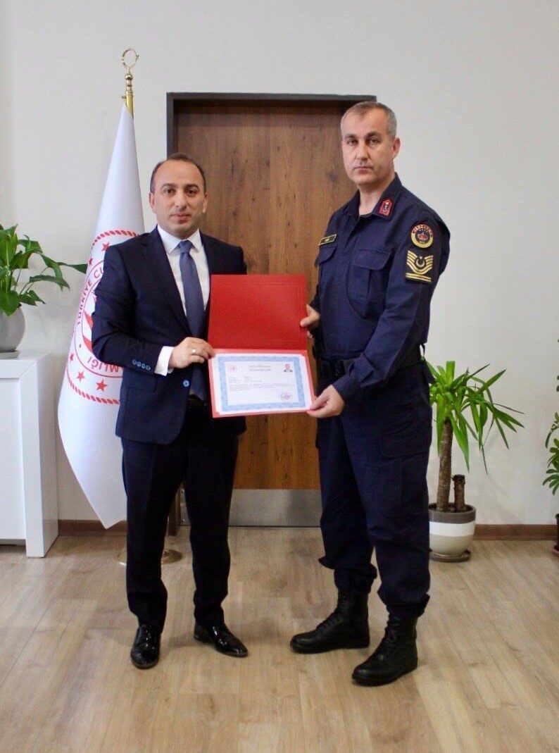 Kaymakam Ali Erdoğan, Jandarma Komutanlığı personeline başarı belgelerini takdim etti.