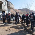 Cizre’de heyelan: Dev kayalar evin üzerine düştü, 5 kişilik aile son anda kurtuldu.