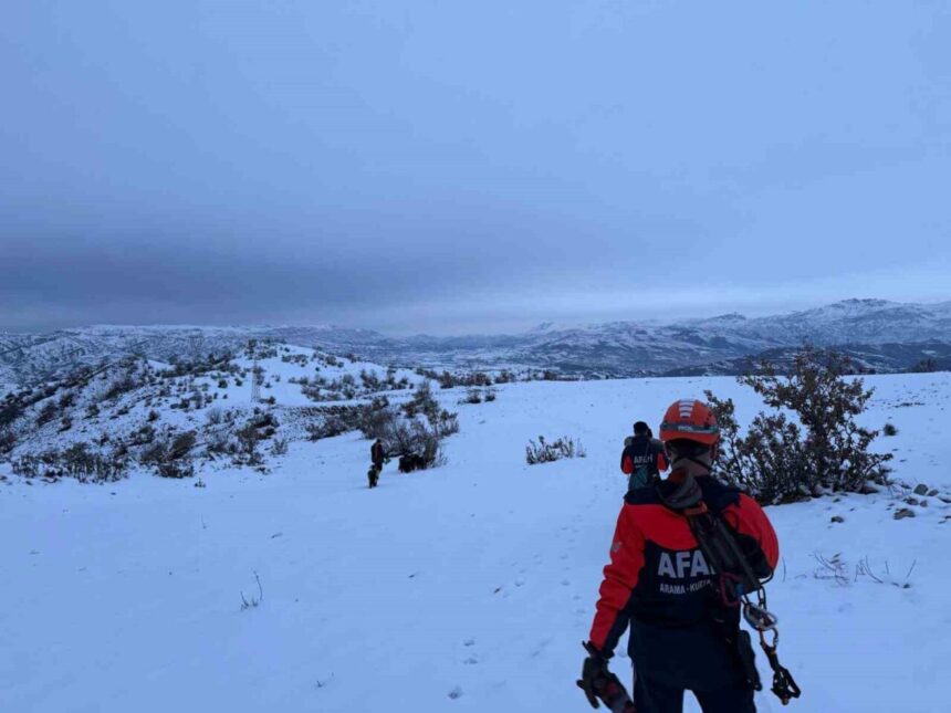 Siirt’in Baykan ilçesinde 9 keçisiyle 3 gündür mahsur kalan besici kurtarıldı. Siirt’in Baykan ilçesinde 9 keçisiyle 3 gündür mahsur kalan besici kurtarıldı.