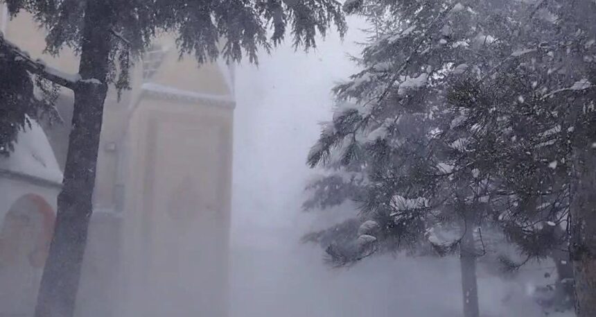 Tufanbeyli’de kar yağışı sonrası tipi başladı, çocuklar kar topu oynayarak eğlencenin tadını çıkardı.