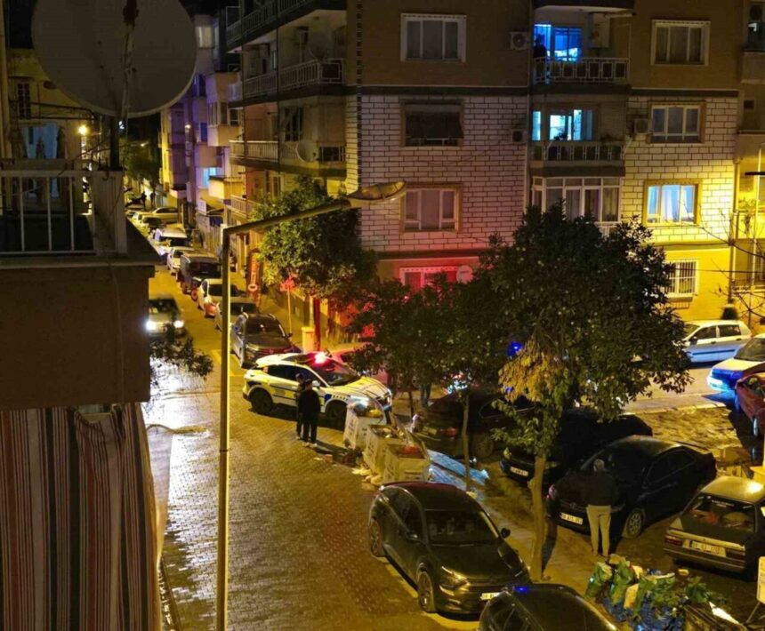 Efeler’de yaya geçidinde iki çocuğa çarparak kaçan sürücü, aracını boş arsaya bıraktı.