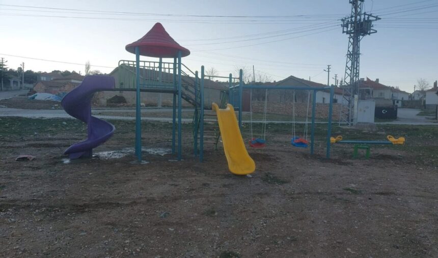 Yüreğil köyündeki Döneli İlkokulu’na yeni oyun parkı yapıldı. Yüreğil köyündeki Döneli İlkokulu’na yeni oyun parkı yapıldı.