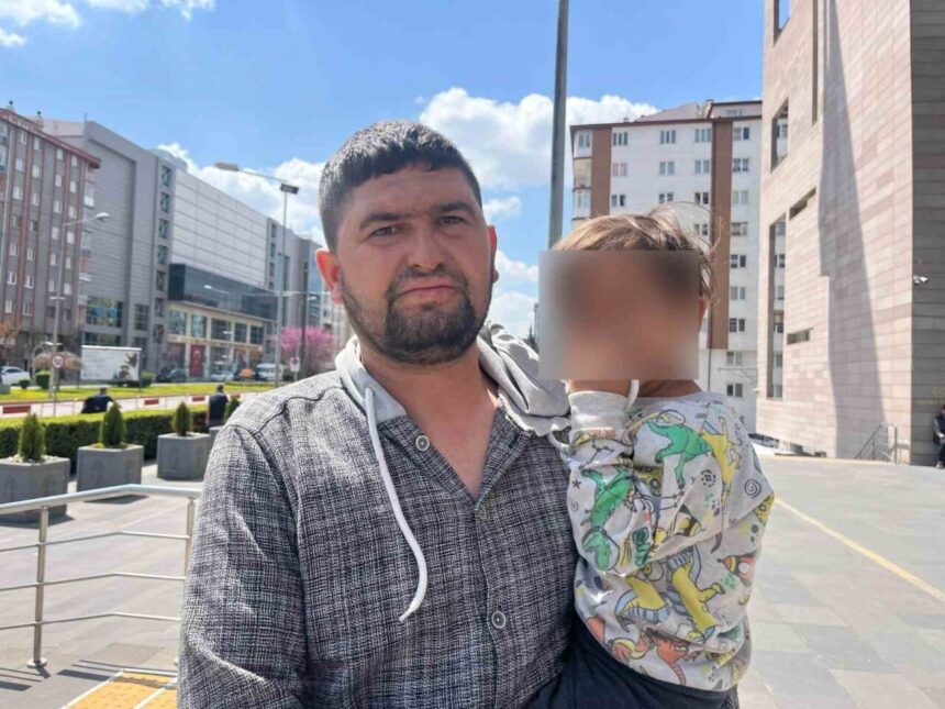 Eskişehir’de düğünde çocuklarına sigara ve alkol veren anne, ilk davada aklandı. Eskişehir’de düğünde çocuklarına sigara ve alkol veren anne, ilk davada aklandı.