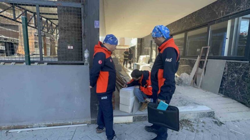 Marmaris’te çöken apart otelin güçlendirme ekibi, sesler üzerine 2 saat önce binayı terk etmiş. Marmaris’te çöken apart otelin güçlendirme ekibi, sesler üzerine 2 saat önce binayı terk etmiş.