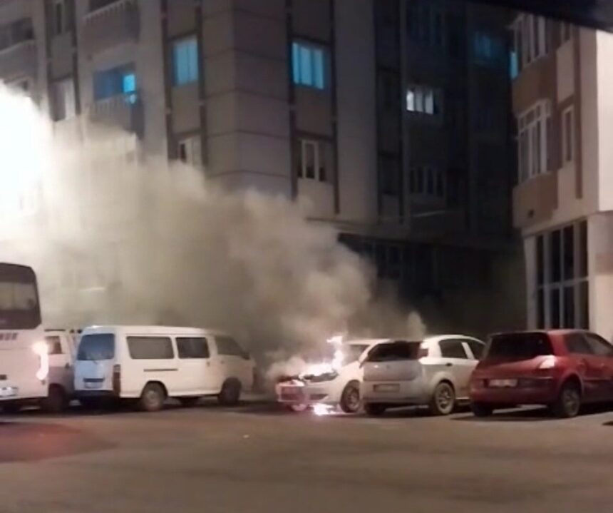 Çorlu’da park halindeki otomobilde yangın meydana geldi. Çorlu’da park halindeki otomobilde yangın meydana geldi.