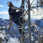 Giresun’da yoğun kar yağışı nedeniyle Çoruh EDAŞ ekipleri 7/24 arıza onarım çalışmaları yapıyor.