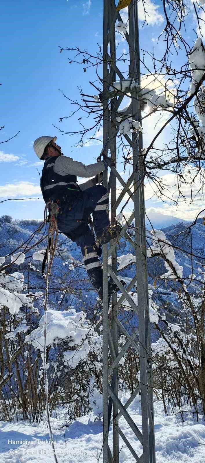 Giresun’da yoğun kar yağışı nedeniyle Çoruh EDAŞ ekipleri 7/24 arıza onarım çalışmaları yapıyor. Giresun’da yoğun kar yağışı nedeniyle Çoruh EDAŞ ekipleri 7/24 arıza onarım çalışmaları yapıyor.
