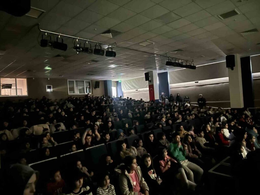 Çorum’da yarıyıl tatilinde çocuklar için düzenlenen sinema etkinliği büyük ilgi topladı.