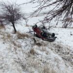 Alaca’da kar ve buzlanma nedeniyle otomobilin ağaca çarpıp takla attığı kazada 2 çocukla 4 kişi yaralandı.