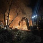 Laçin’de çıkan yangın, bir evi ve bağlantılı depoyu tamamen kül etti. Aile, nişan için evde yoktu.