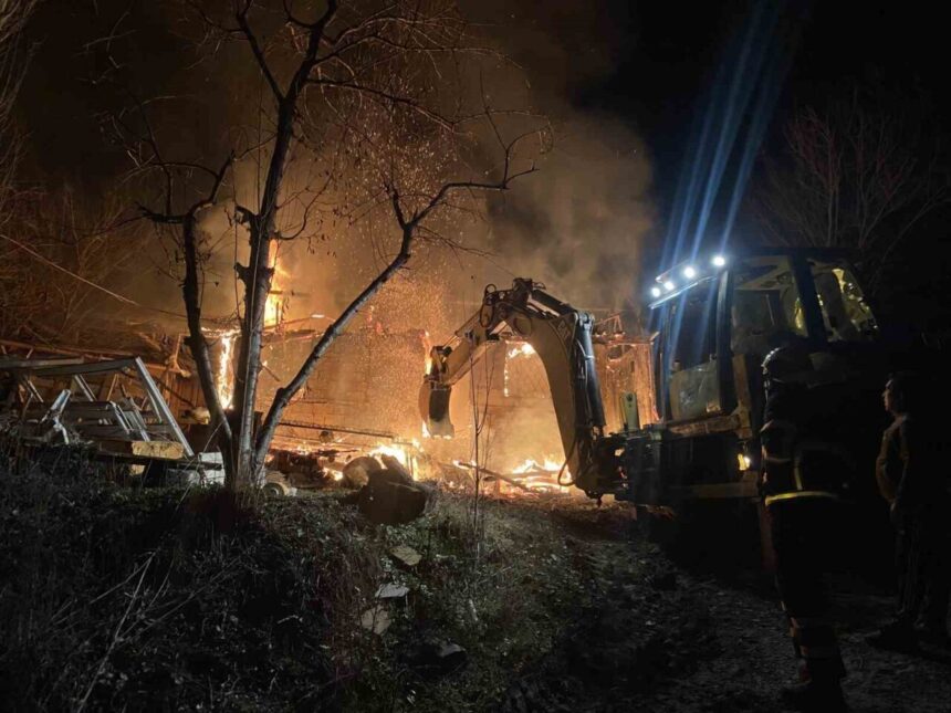 Laçin’de çıkan yangın, bir evi ve bağlantılı depoyu tamamen kül etti. Aile, nişan için evde yoktu. Laçin’de çıkan yangın, bir evi ve bağlantılı depoyu tamamen kül etti. Aile, nişan için evde yoktu.