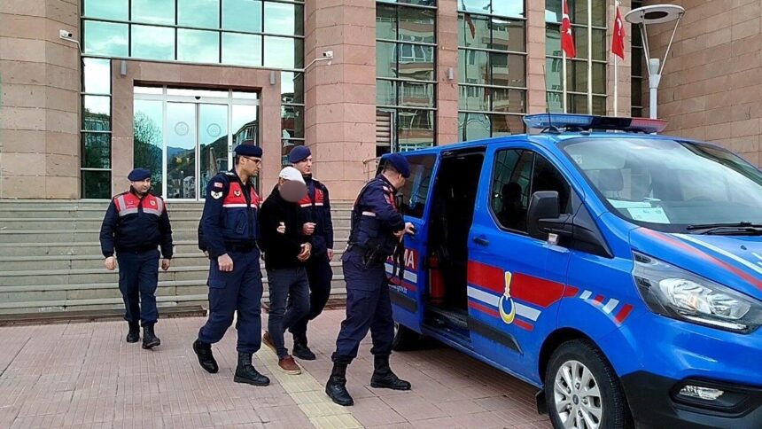 Çorum’un Osmancık bölgesinde jandarma ekipleri bir kişinin evinde gerçekleştirilen operasyonda uyuşturucu madde buldu. Şüpheli tutuklandı. Çorum’un Osmancık bölgesinde jandarma ekipleri bir kişinin evinde gerçekleştirilen operasyonda uyuşturucu madde buldu. Şüpheli tutuklandı.