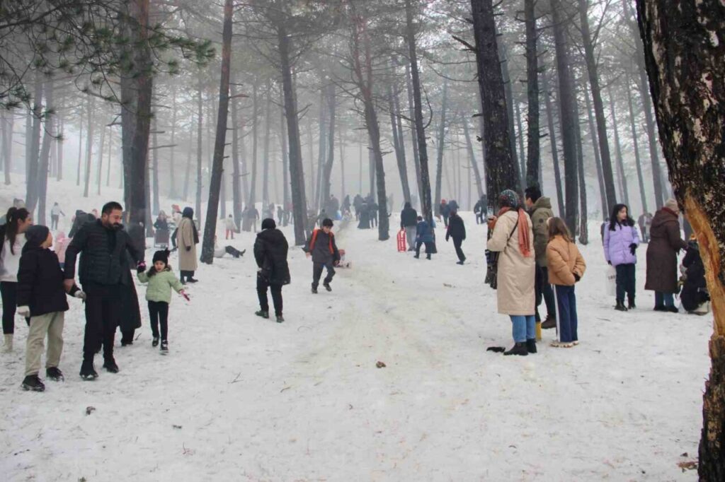 Çorum’daki Çatak Tabiat Parkı’nda kar festivali büyük ilgi topladı. Ziyaretçiler halay çekip kayarak eğlendi.