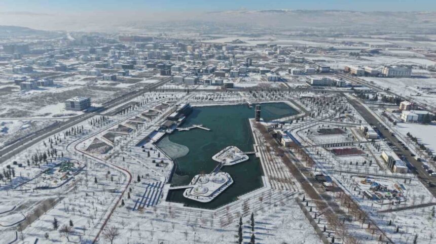 Çorum Millet Bahçesi, kar yağışının ardından havadan görüntülendi; çocuklar parka akın etti.