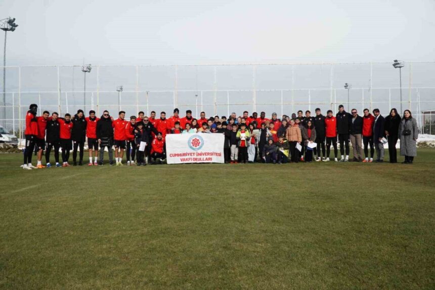 Cumhuriyet Üniversitesi Vakfı Okulları öğrencileri, Erzurum maçı öncesi Sivasspor’u moral ziyaretinde buldu. Cumhuriyet Üniversitesi Vakfı Okulları öğrencileri, Erzurum maçı öncesi Sivasspor’u moral ziyaretinde buldu.