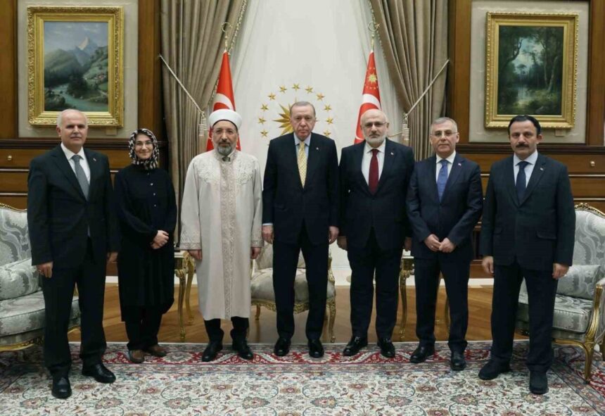 Cumhurbaşkanı Erdoğan, Diyanet İşleri Başkanı Arpaguş ile heyetini Cumhurbaşkanlığı Külliyesi’nde ağırladı. Cumhurbaşkanı Erdoğan, Diyanet İşleri Başkanı Arpaguş ile heyetini Cumhurbaşkanlığı Külliyesi’nde ağırladı.