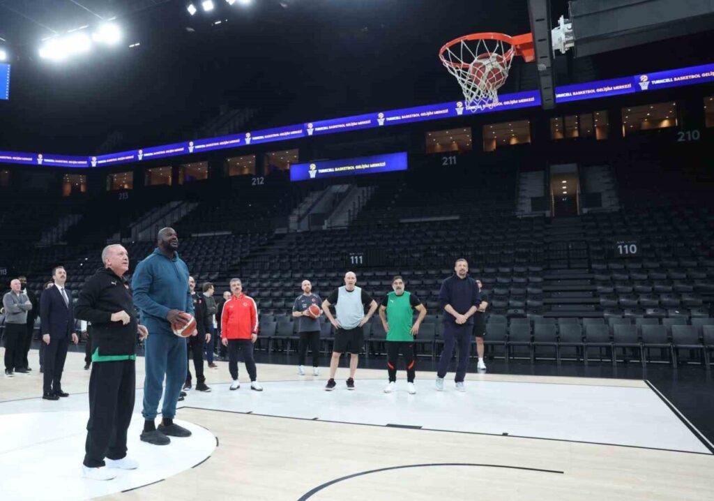 Cumhurbaşkanı Erdoğan, Shaquille O’Neal ile İstanbul’da basketbol oynadı.
