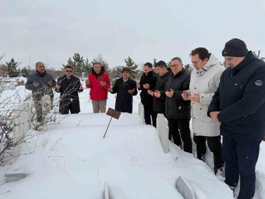 Doğu Anadolu Gazeteciler Cemiyeti, eski başkanları Demir Bilirdönmez’i anma etkinliği düzenledi. Doğu Anadolu Gazeteciler Cemiyeti, eski başkanları Demir Bilirdönmez’i anma etkinliği düzenledi.
