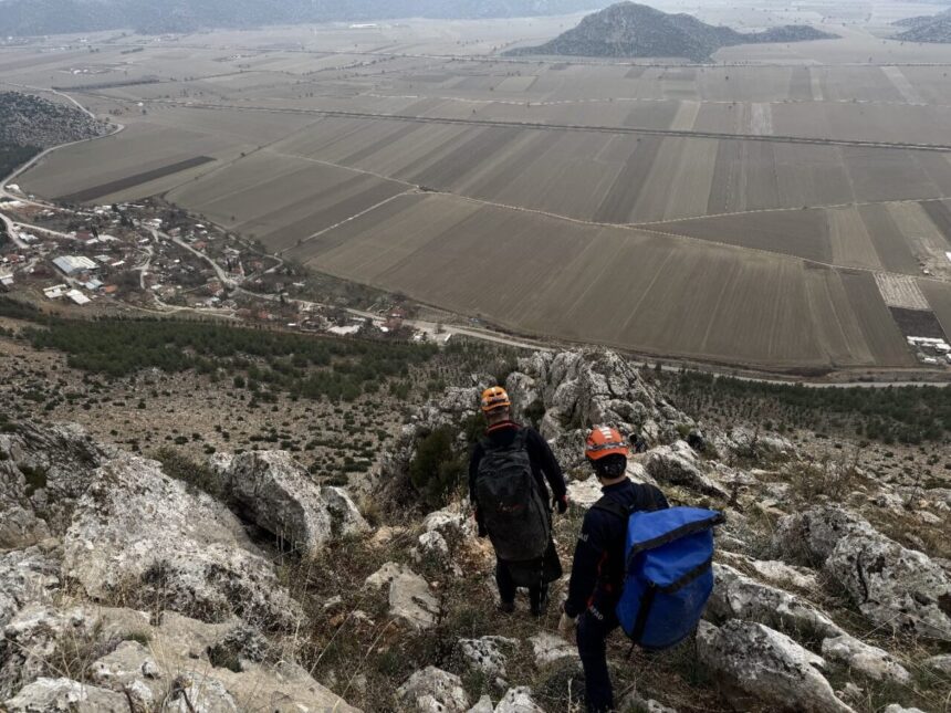 Bucak’ta dağlık alanda mahsur kalan ham keçi, ekiplerce kurtarılarak sahibine ulaştırıldı. Bucak’ta dağlık alanda mahsur kalan ham keçi, ekiplerce kurtarılarak sahibine ulaştırıldı.