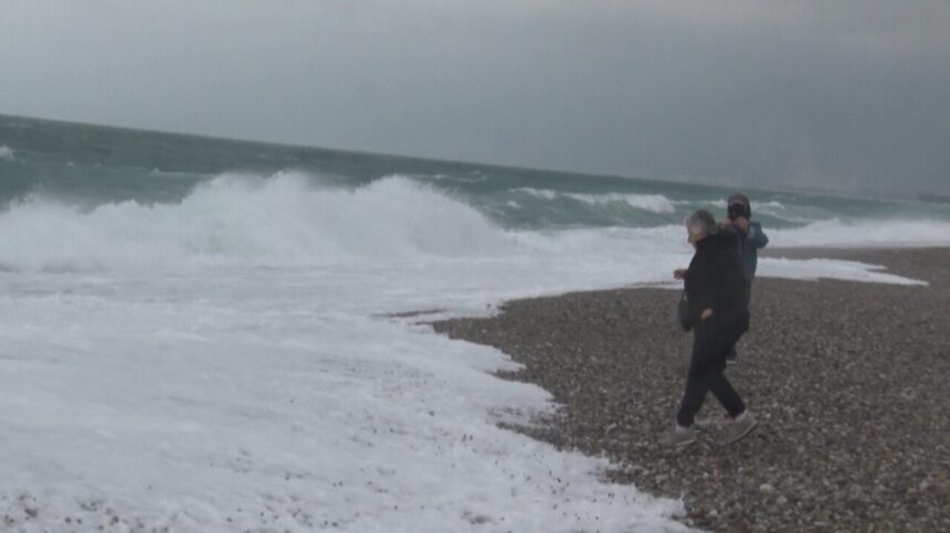 Fırtınaya Rağmen Antalyalılar Sahilde Dalgaları İzleyip Fotoğraf Çektirdi Fırtınaya Rağmen Antalyalılar Sahilde Dalgaları İzleyip Fotoğraf Çektirdi