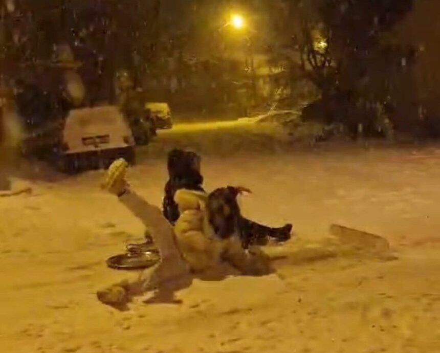 Darende’de kar yağışı sonrası vatandaşlar poşetle kayarak eğlendi. Darende’de kar yağışı sonrası vatandaşlar poşetle kayarak eğlendi.