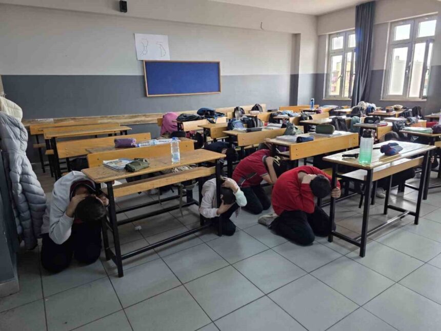 Darıca’da 2025 yılında 37 bin öğrenciye afet bilinci eğitimi verildi.