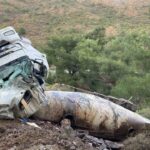 Datça’da virajı alamayan tır devrildi; 1 kişi yaralandı. Sürücü hastaneye kaldırıldı.