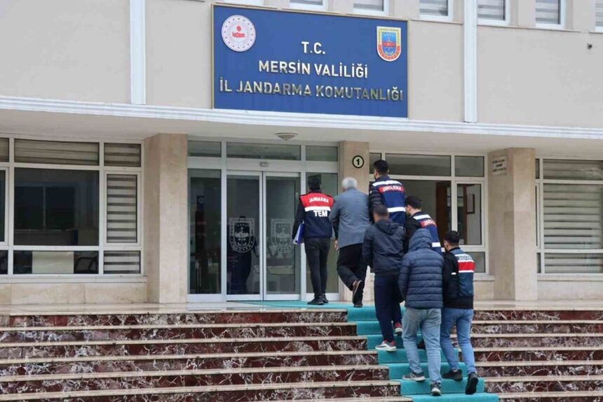 Mersin’de DEAŞ’a finans sağlamaktan 17 şahıs gözaltına alındı, 9’u tutuklandı. Mersin’de DEAŞ’a finans sağlamaktan 17 şahıs gözaltına alındı, 9’u tutuklandı.