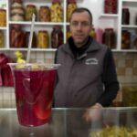 Kocaeli’de 40 yıldır dededen devraldığı mesleğini sürdüren Cenk Zengin, kışın doğal probiyotik turşuya ilginin arttığını belirtti.