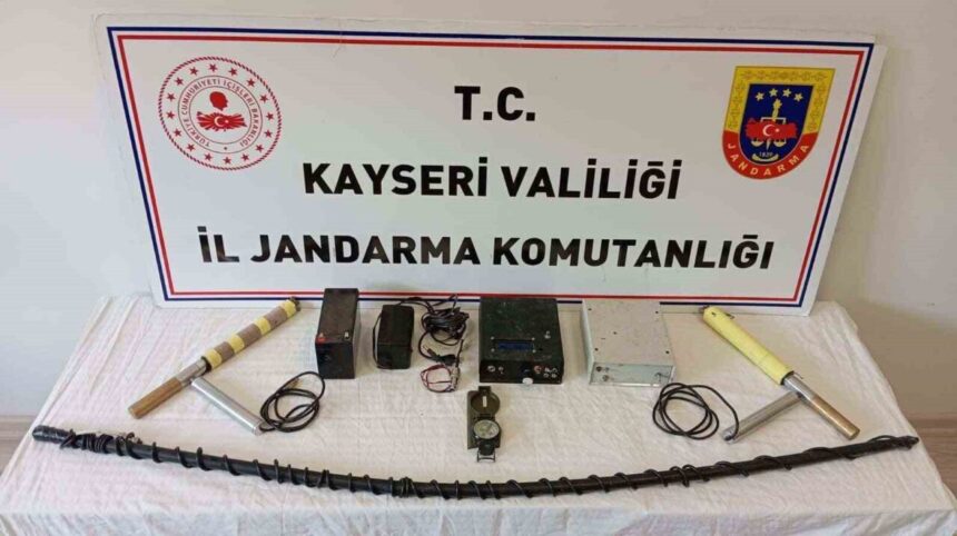 Kayseri Yeşilhisar’da define arayan 5 kişi jandarma tarafından suçüstü yakalandı. Kayseri Yeşilhisar’da define arayan 5 kişi jandarma tarafından suçüstü yakalandı.