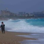 Antalya’da şiddetli rüzgar hayatı olumsuz etkilerken, define avcıları sahilde değerli obje aradı.