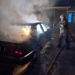 Hatay’da park halindeki otomobil alev aldı, kullanılamaz hale geldi.