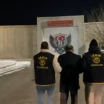 Iğdır’daki izinsiz yürüyüşte gözaltına alınan DEM Parti İl Başkanı Deniz Kaynar tutuklandı.