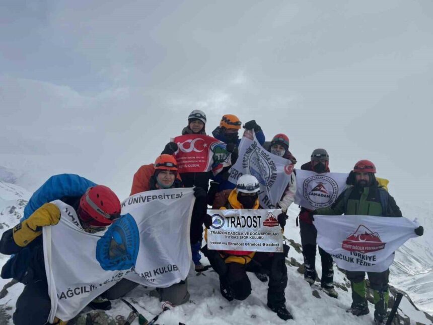 Trabzonlu dağcılar, Demirkapı Tepesi’nde kış şartlarında zirve tırmanışını başarıyla tamamladı. Trabzonlu dağcılar, Demirkapı Tepesi’nde kış şartlarında zirve tırmanışını başarıyla tamamladı.