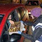 Düzce’de yeni yıl nedeniyle polis ekipleri denetim uyguladı, kurallara uyan sürücülere çikolata verildi.