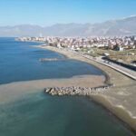 Arsuz’da denizde meydana gelen 10 metrelik çekilme endişe yarattı, havadan görüntülendi.