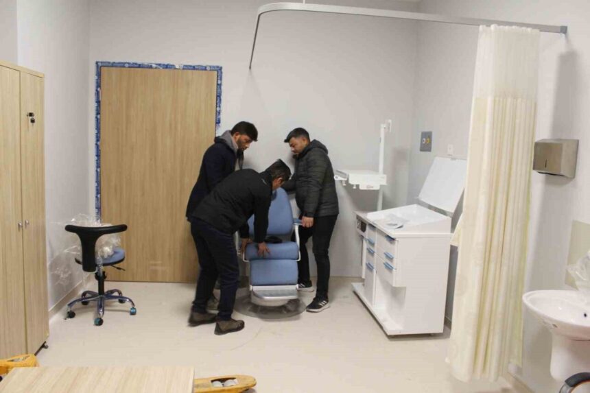 Denizli’de 500 Yataklı Acil Durum Hastanesi’nde tıbbi malzeme yerleştirme çalışmaları hızla sürüyor.