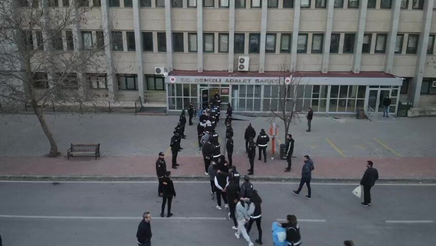 Denizli’de düzenlenen ikinci dalga operasyonda, 17 şüpheliden 12’si tutuklandı. Denizli’de düzenlenen ikinci dalga operasyonda, 17 şüpheliden 12’si tutuklandı.