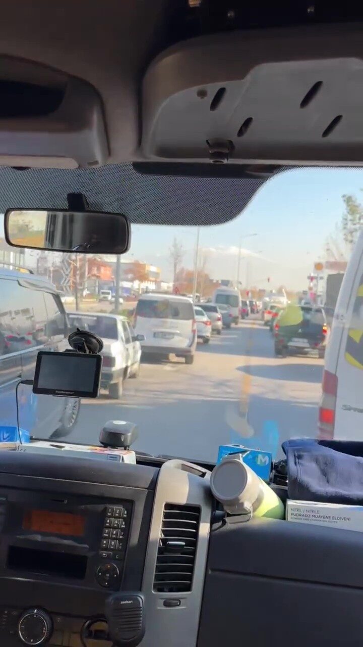 Denizli’de sürücüler, kalp krizi geçiren hastayı taşıyan ambulansa yol vererek örnek davranış sergiledi.