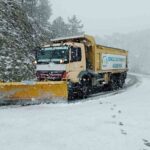 Kentin yüksek bölgelerinde etkili olan kar yağışı sonrası ekipler, karla mücadele çalışmalarına devam ediyor.