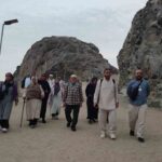 Denizli İl Müftülüğü organizasyonundaki umre grubu, Hira Nur Dağı’nda sabah namazı kıldı.