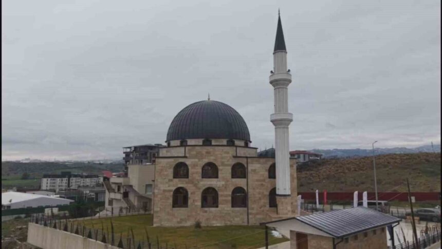 Hatay’da depremin ardından yapılan 118. cami ‘Gazze Şehitleri Camii’ Vali Masatlı’nın katılımıyla açıldı. Hatay’da depremin ardından yapılan 118. cami ‘Gazze Şehitleri Camii’ Vali Masatlı’nın katılımıyla açıldı.