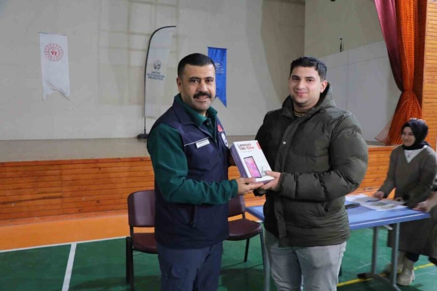 Hatay’da “Kardeşim Ol” Projesi ile öğrencilere burs ve tablet dağıtımı yapıldı.