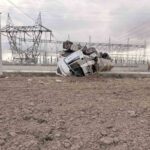 Afyonkarahisar’da 25 ton mandalina yüklü tır devrildi, sürücü yaralandı ve yol ulaşıma kapandı.