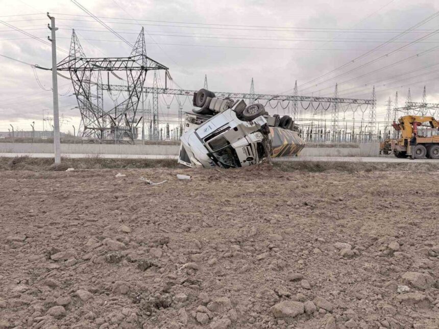 Afyonkarahisar’da 25 ton mandalina yüklü tır devrildi, sürücü yaralandı ve yol ulaşıma kapandı. Afyonkarahisar’da 25 ton mandalina yüklü tır devrildi, sürücü yaralandı ve yol ulaşıma kapandı.